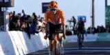 Oscar Onley tevreden na eerste klimtest als INEOS-renner: “Een goede start”