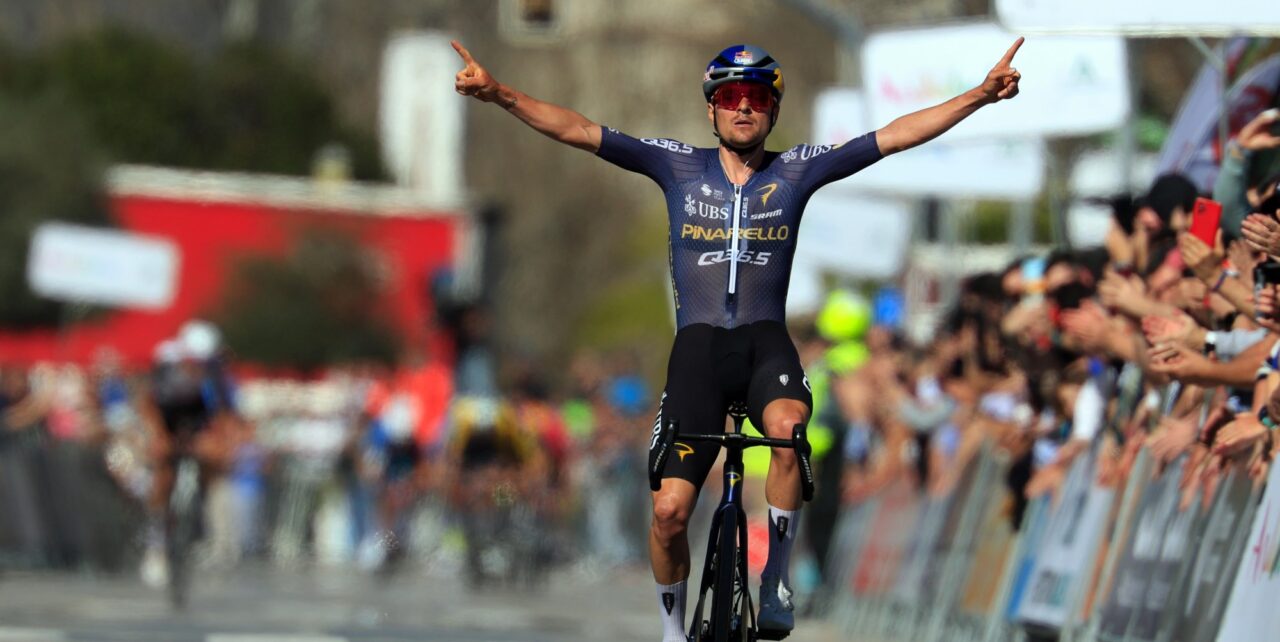 Indrukwekkende Tom Pidcock slaat toe in slotrit Ruta del Sol, Iván Romeo eindwinnaar