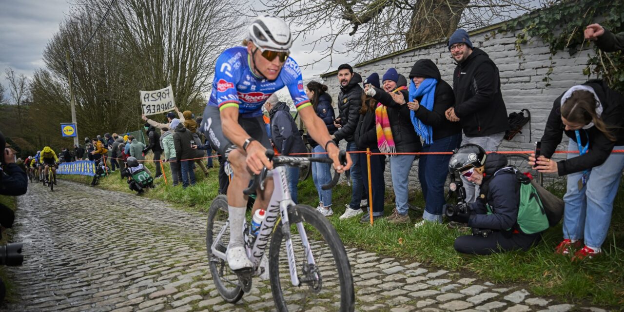Bekijk hier de beslissende aanval van Mathieu van der Poel op de Muur van Geraardsbergen