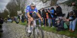 Bekijk hier de beslissende aanval van Mathieu van der Poel op de Muur van Geraardsbergen