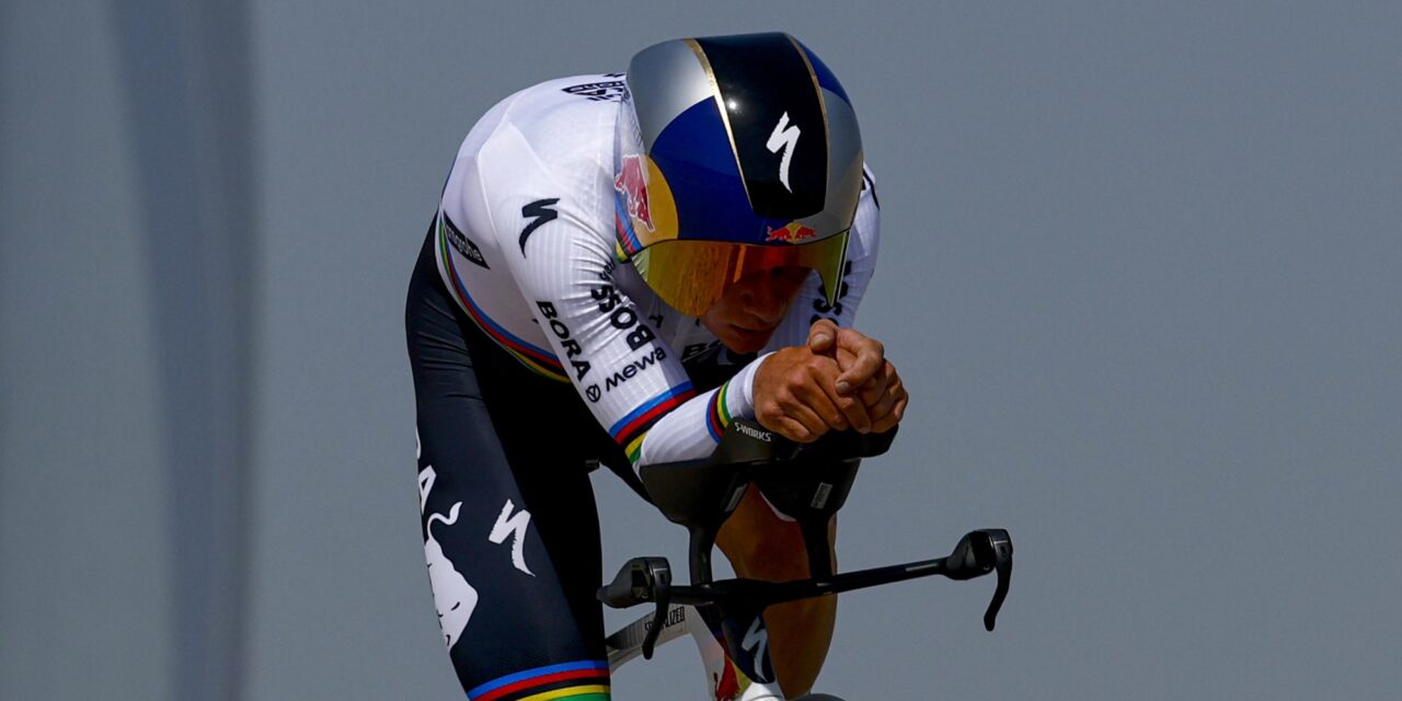 Remco Evenepoel maakt favorietenrol waar en grijpt de macht na tijdrit UAE Tour