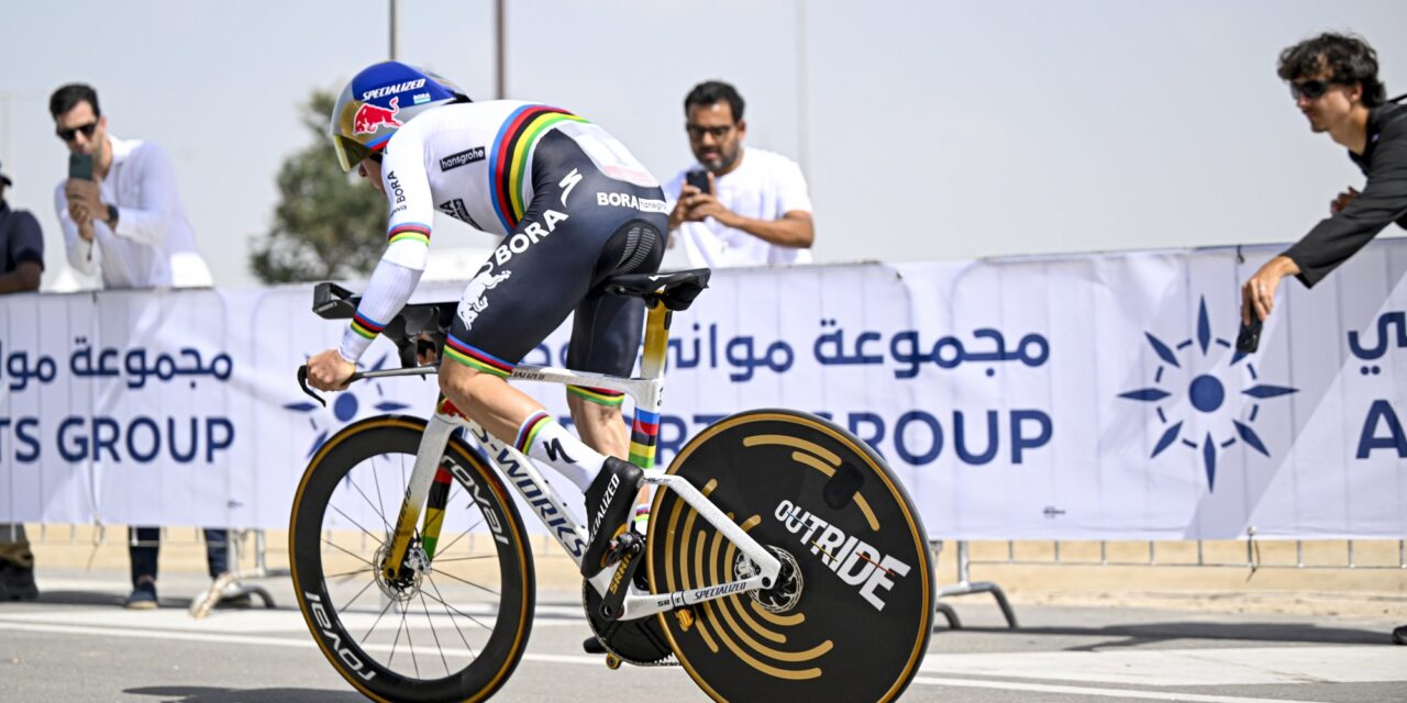 Remco Evenepoel snelt naar kleine ‘mijlpaal’ in tijdrit UAE Tour: “Was ik toch wel mee bezig”