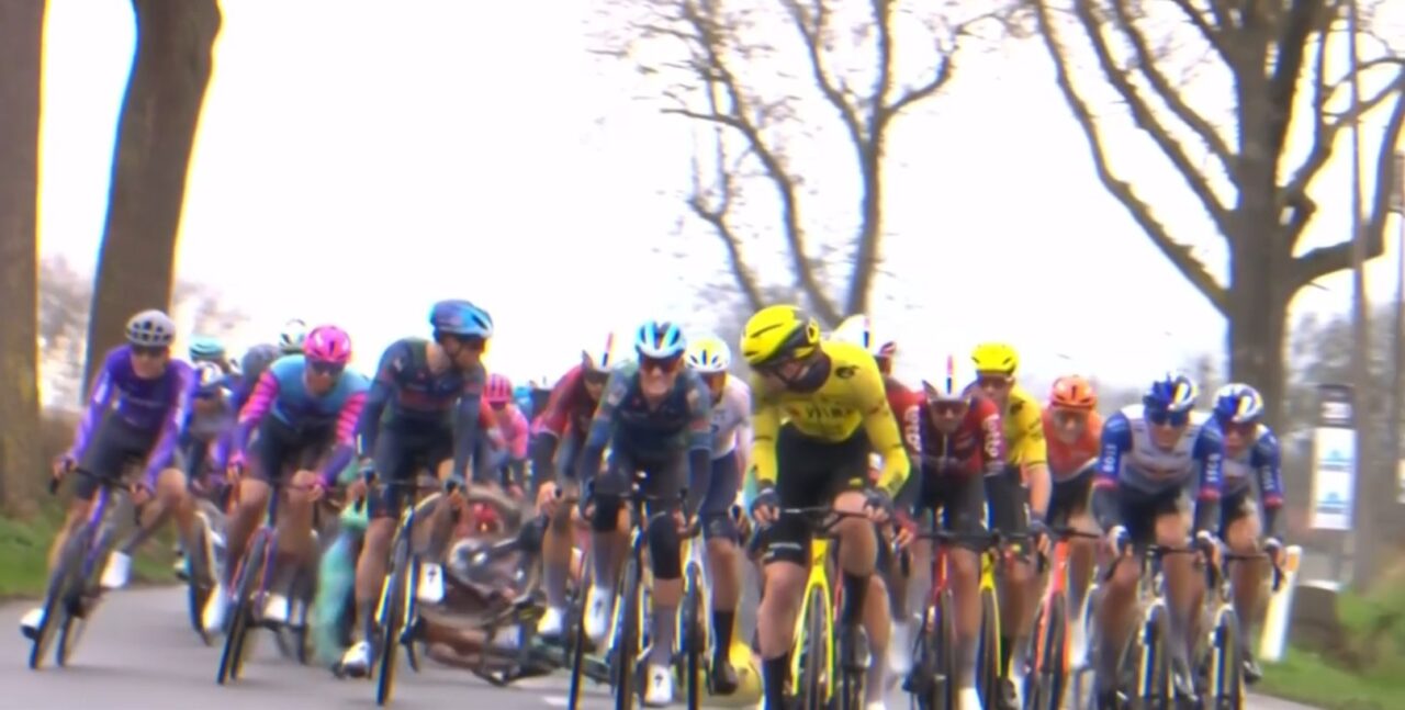 Zware val in peloton in jacht op groep-Van der Poel: De Lie en Brennan betrokken
