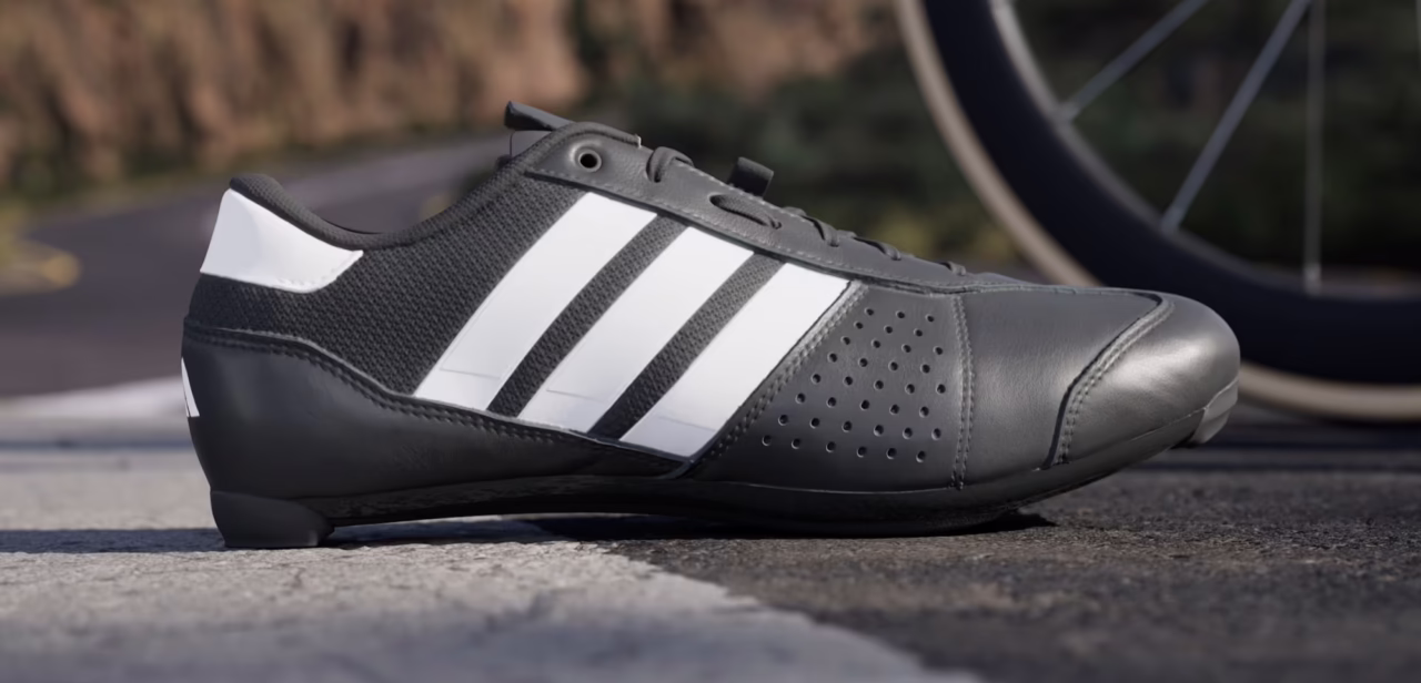 Adidas introduceert fietsschoenen met herkenbare look