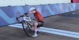 Oeps! Puck Pieterse komt ten val bij juichgebaar tijdens verkenning Parijs-Roubaix