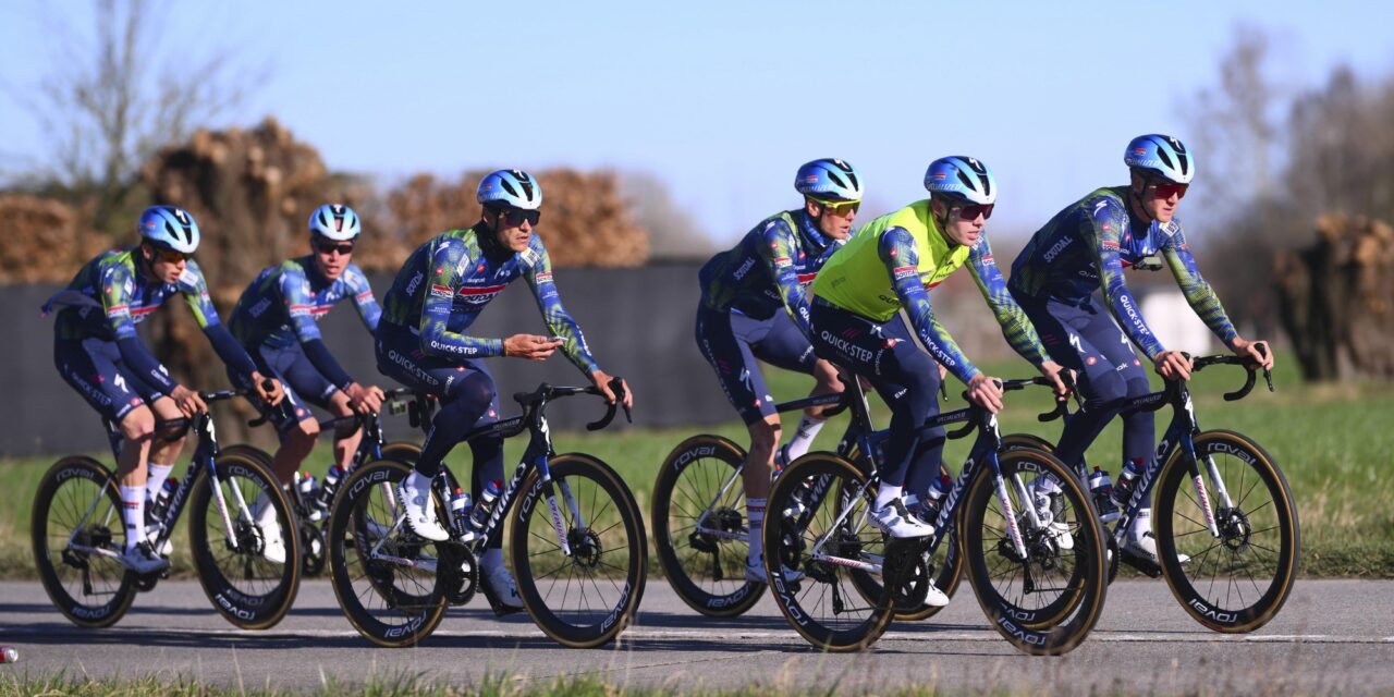 Eerste renners en ploegen verkennen parcours Omloop Het Nieuwsblad