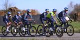 Eerste renners en ploegen verkennen parcours Omloop Het Nieuwsblad