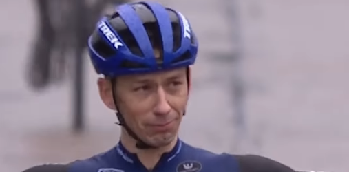 Prachtige beelden: Lars van der Haar passeert geëmotioneerd de streep in zijn állerlaatste cross