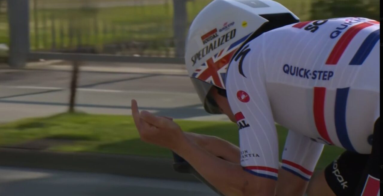 Ethan Hayter krijgt boete en strafpunten voor middelvinger naar tv-camera