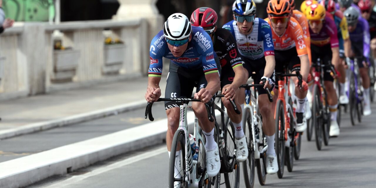 Ploegmaats riepen om te stoppen: Naesen zag ongelofelijke Mathieu van der Poel in Tirreno