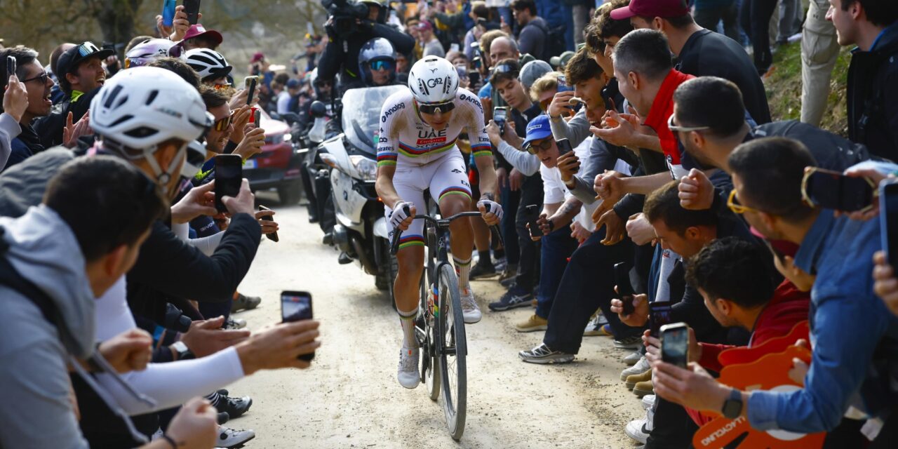 Waarom droeg Tadej Pogacar een zwarte tracker onder zijn mouw tijdens Strade Bianche?