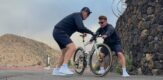 Remco Evenepoel kan hartelijk lachen om persiflage van chaotische fietswissel tijdens WK