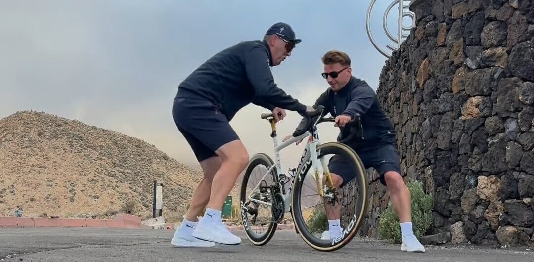 Remco Evenepoel kan hartelijk lachen om persiflage van chaotische fietswissel tijdens WK