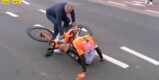 Dat doet pijn: Ben Turner vliegt over zijn stuur tijdens finale In Flanders Fields