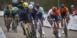 Roy Hoogendoorn wint openingsrit Olympia’s Tour na waaierspektakel, David Dekker vierde