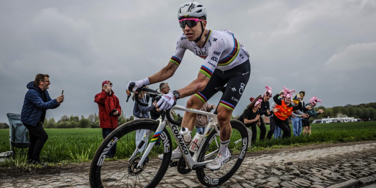 Van grind naar kasseien: Tadej Pogacar verkent Parijs-Roubaix samen met Florian Vermeersch