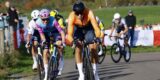 Rick Ottema klopt Luke Verburg en Marijn Maas in Avitec Kasseienomloop Exloo