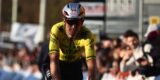 Wout van Aert wijt lekke band aan verdachte glasscherven: Kan daar niet per ongeluk zijn gekomen