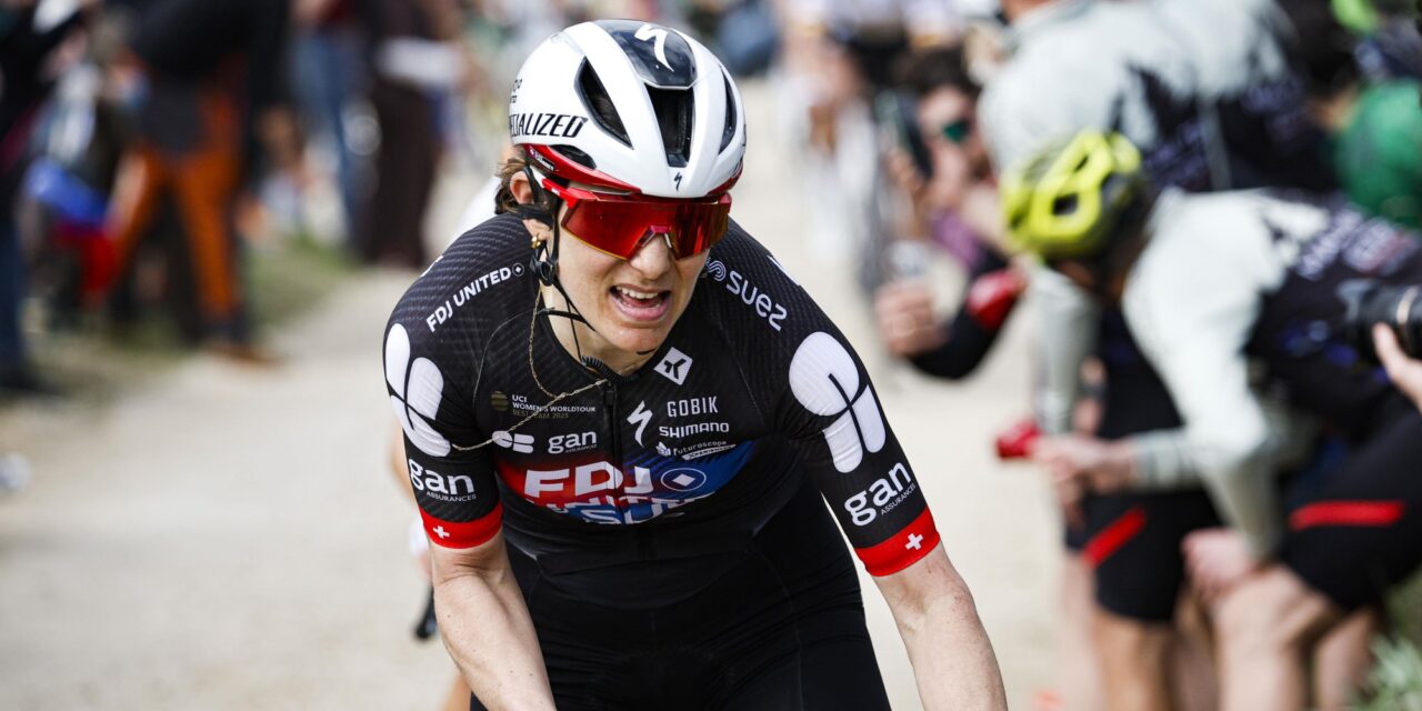 Chabbey wint Strade Bianche na pech voor Vollering: Ik moest dit doen voor Demi