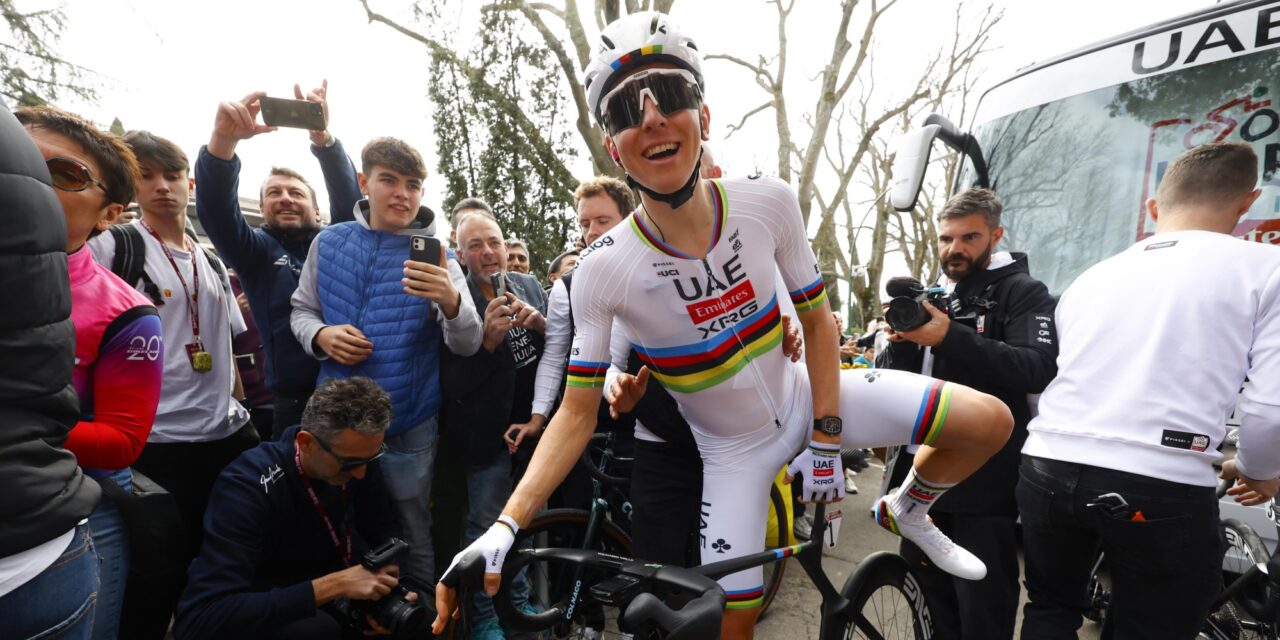 Tadej Pogacar (in witte broek!) zadelt Wout van Aert met druk op in Strade Bianche