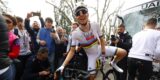 Tadej Pogacar (in witte broek!) zadelt Wout van Aert met druk op in Strade Bianche