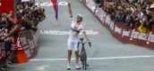 Tadej Pogacar boekt na solo van 80 kilometer recordzege in Strade Bianche