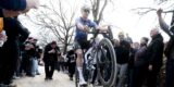 Tibor Del Grosso vermaakt als aanvaller én entertainer wielerfan in Strade Bianche