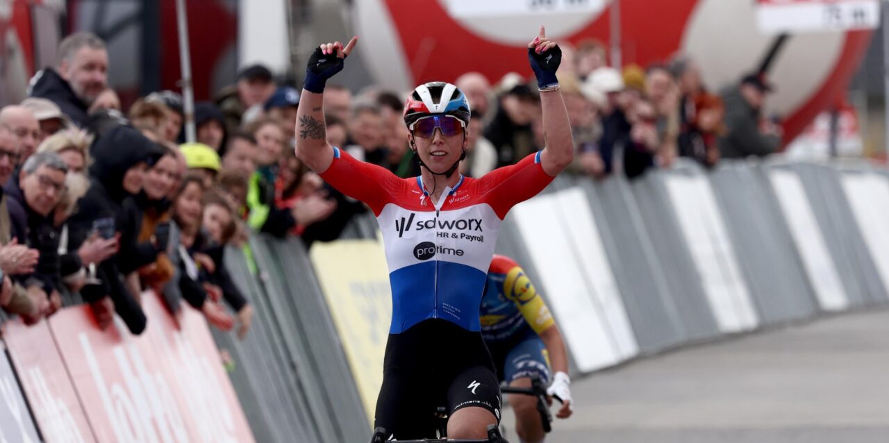 Lorena Wiebes wacht niet op de sprint en wint GP Oetingen na late uitval