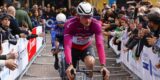 Zien: Mathieu van der Poel rijt peloton uiteen met explosieve inspanning