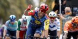 Milan en Del Toro krijgen de bloemen in slotrit Tirreno na ’trainingsblokje’ Van der Poel en val Philipsen