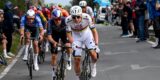 Hij doet het toch! Ondanks val opent Tadej Pogacar finale Milaan-San Remo weer op Cipressa