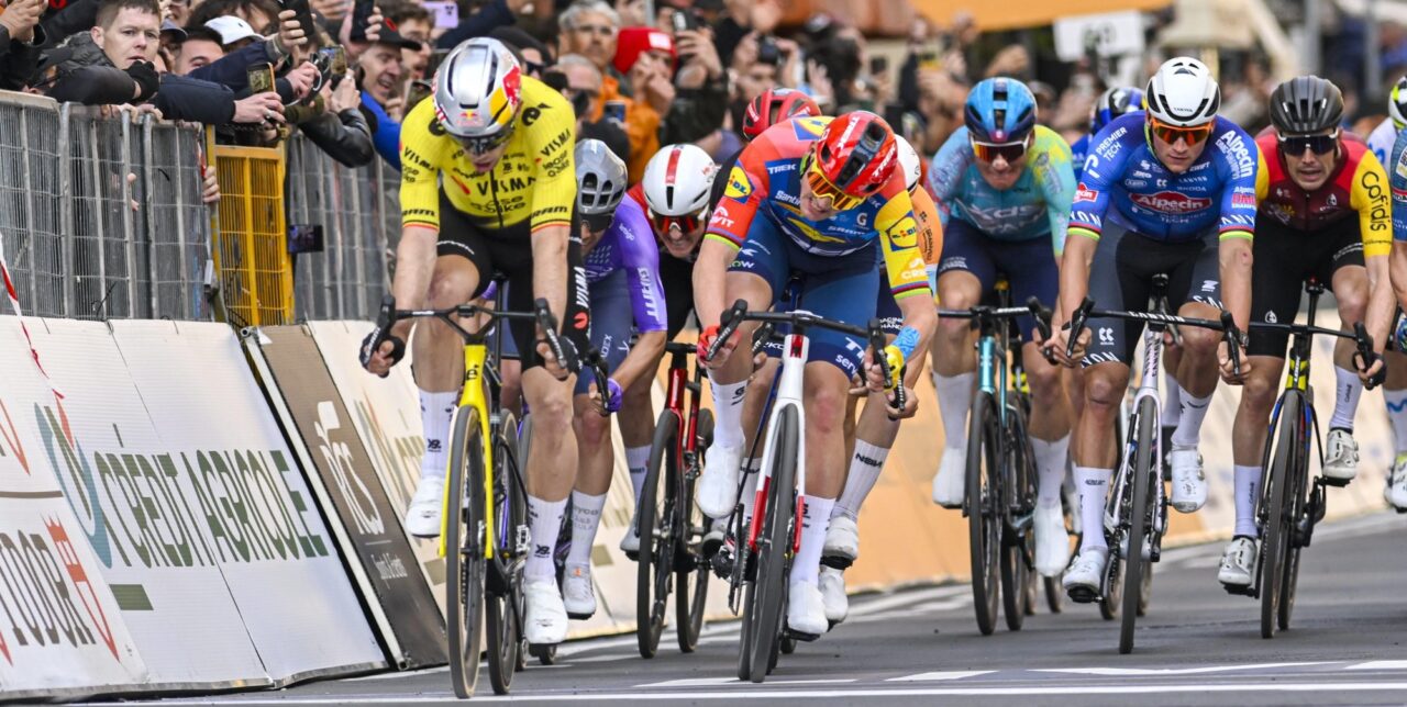 Van Aert na ‘veel pech’ toch nog derde in San Remo: “Besefte pas laat dat ik nog voor het podium reed”
