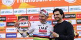 F1-coureur Carlos Sainz geeft buurman Tadej Pogacar dikke knuffel na zege in Milaan-San Remo