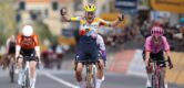 Lotte Kopecky sprint naar zege in Milaan-San Remo Donne, Puck Pieterse vierde