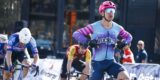 Dylan Groenewegen sprint spectaculair voorbij vluchters naar zege in GP Monseré