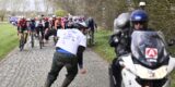 Bekende klimaatactivist hindert renners en veroorzaakt zo valpartij in Ronde van Brugge