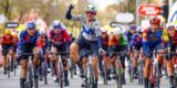 Lloyd (19) sprint verrassend naar winst in Ronde van Brugge, topfavoriet Wiebes raakt ingesloten