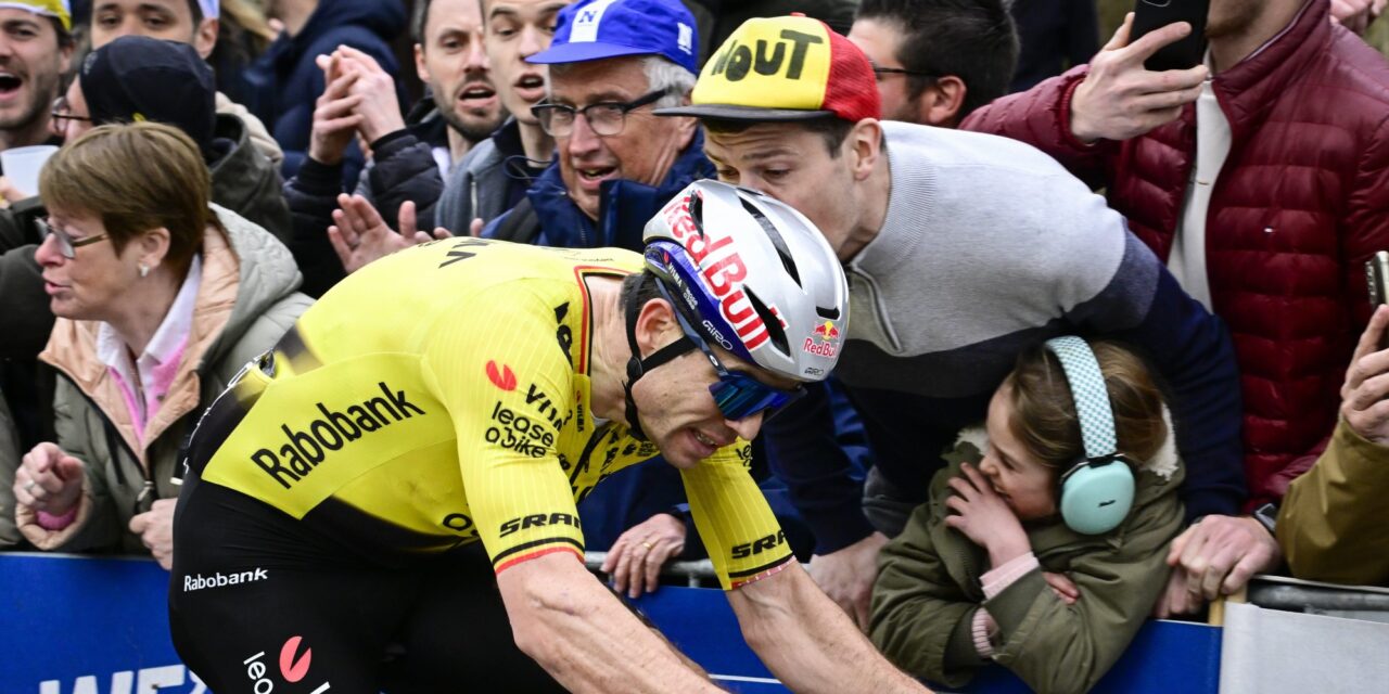 Situatie verkeerd ingeschat: Wielerfan gaat viraal nadat Wout van Aert zijn neus plet