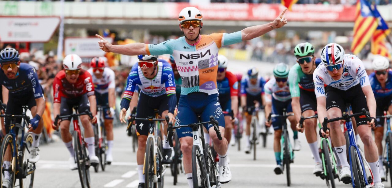 Brady Gilmore sprint naar zege in slotrit Ronde van Catalonië, Vingegaard stelt eindzege veilig
