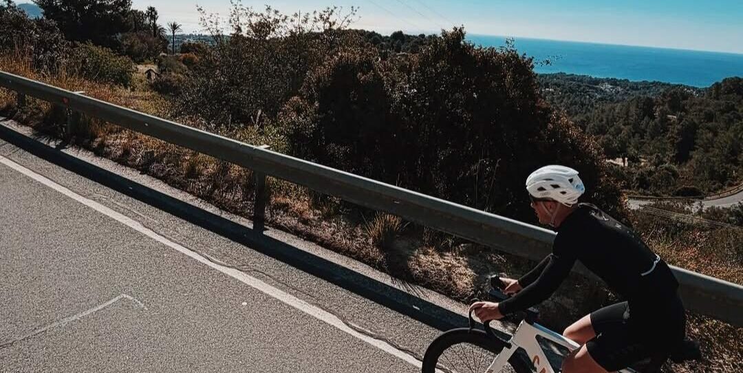 Waarom Mathieu van der Poel naar Spanje vliegt in functie van de Ronde van Vlaanderen