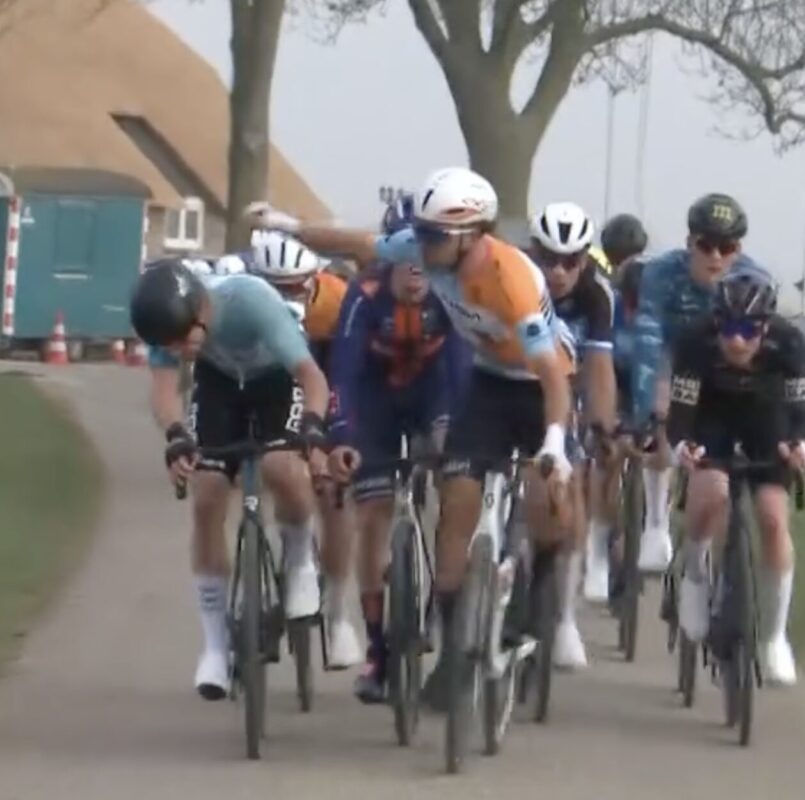 Bizarre beelden in Ster van Zwolle: NSN-renner geeft Marijn Maas klap in het gezicht