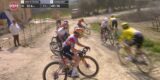 Amateurisme ten top: Vollering, Kopecky en Ferrand-Prévot verkeerd gestuurd in Strade Bianche