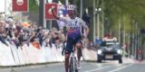 Wat een stunt! Solerende Paula Blasi zet favorieten een hak in Amstel Gold Race, Vollering derde