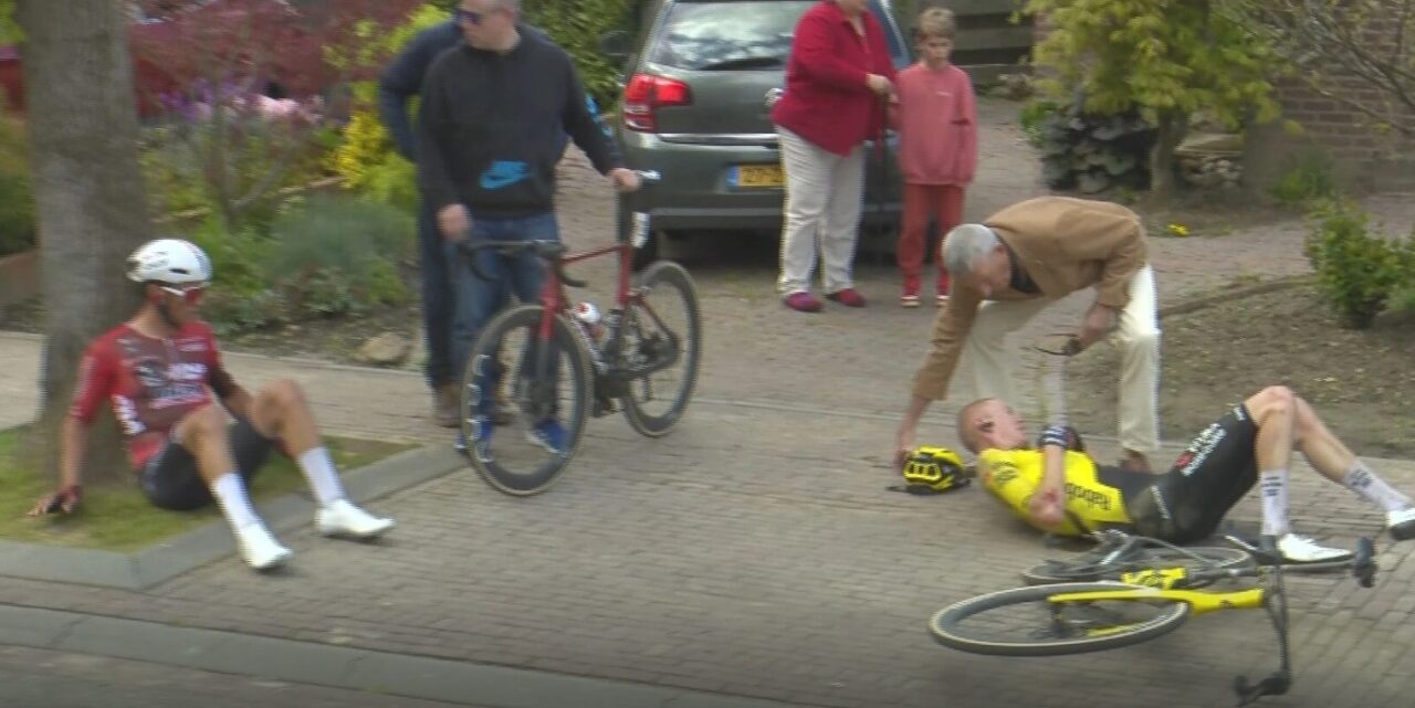 Matteo Jorgenson komt hard ten val in Amstel Gold Race