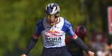 Remco Evenepoel slaat na spannende tweestrijd met Skjelmose toe in Amstel Gold Race