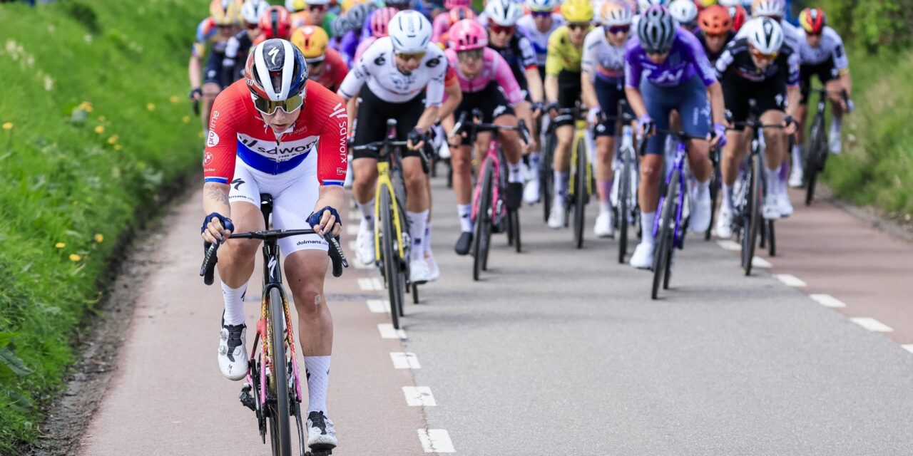 Wat een teamplayer! Lorena Wiebes deelt na DNF drinkbussen uit aan ploeggenotes