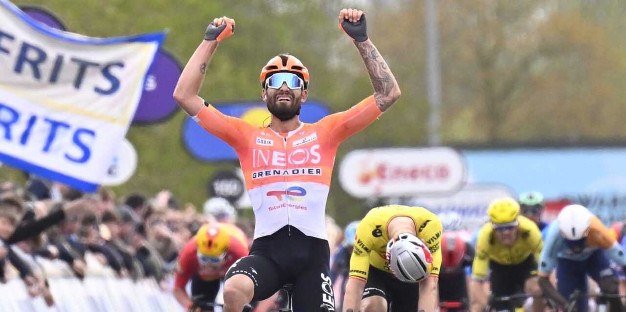 Bekijk hier de bloedstollend spannende slotkilometer in Dwars door Vlaanderen terug