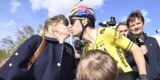 Familie Wout van Aert net te laat in Roubaix: “Jerome en Georges hebben de finish niet gezien”