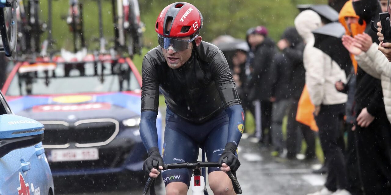Titelverdediger Mattias Skjelmose dekt zich in voor Amstel Gold Race