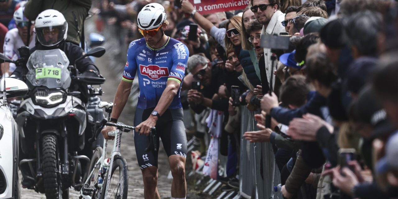 Elke tien kilometer een plottwist: dit zijn de grote incidenten in Parijs-Roubaix tot nu toe